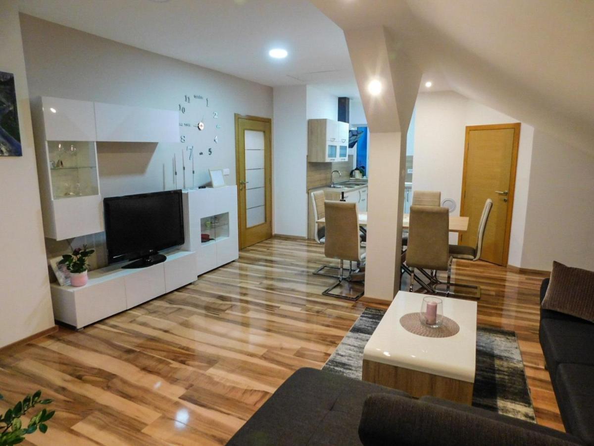 Апартаменти Apartman Lara Оточац Екстер'єр фото